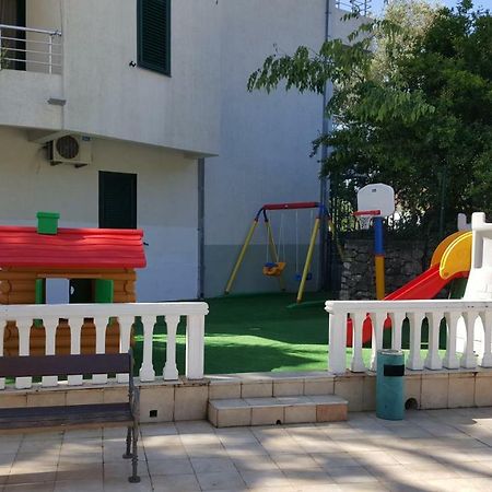 ריסאן Roman Gardens Studio Apartment מראה חיצוני תמונה