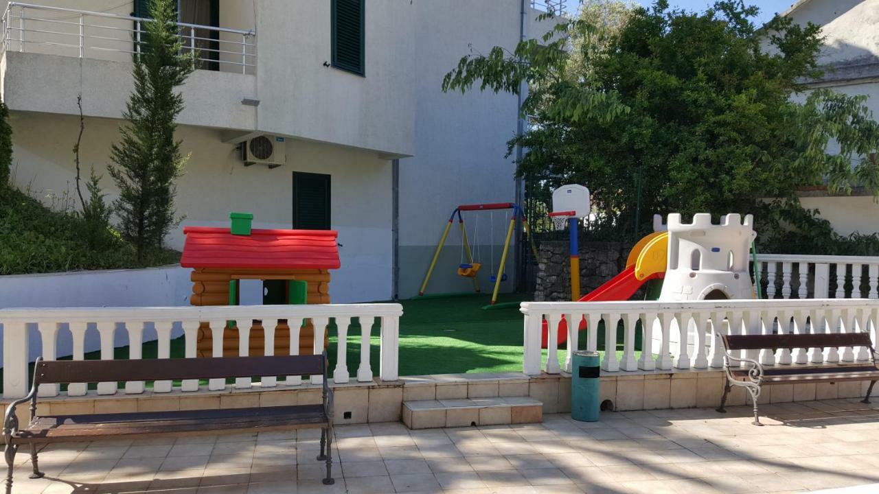 ריסאן Roman Gardens Studio Apartment מראה חיצוני תמונה